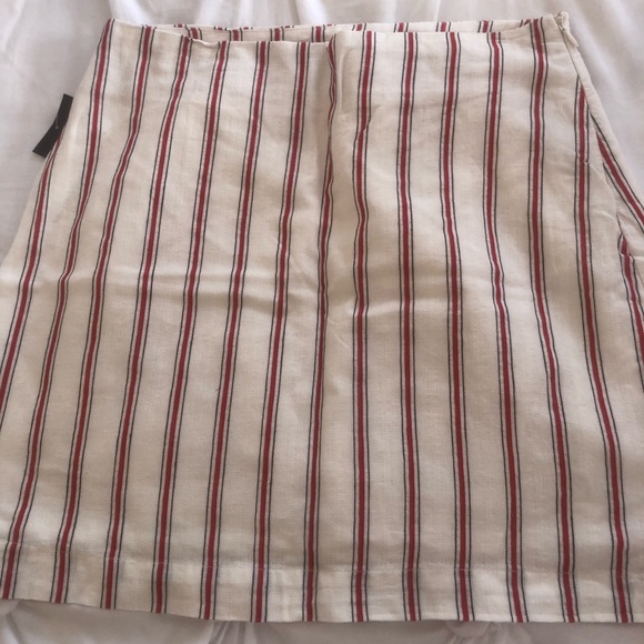 White and red striped lines skirt - Picture 1 of 2